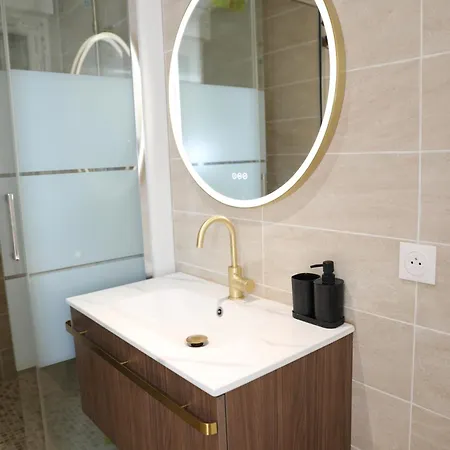 Luxe Floral 15 Min To Cdg And Paris Apartment Le Bourget